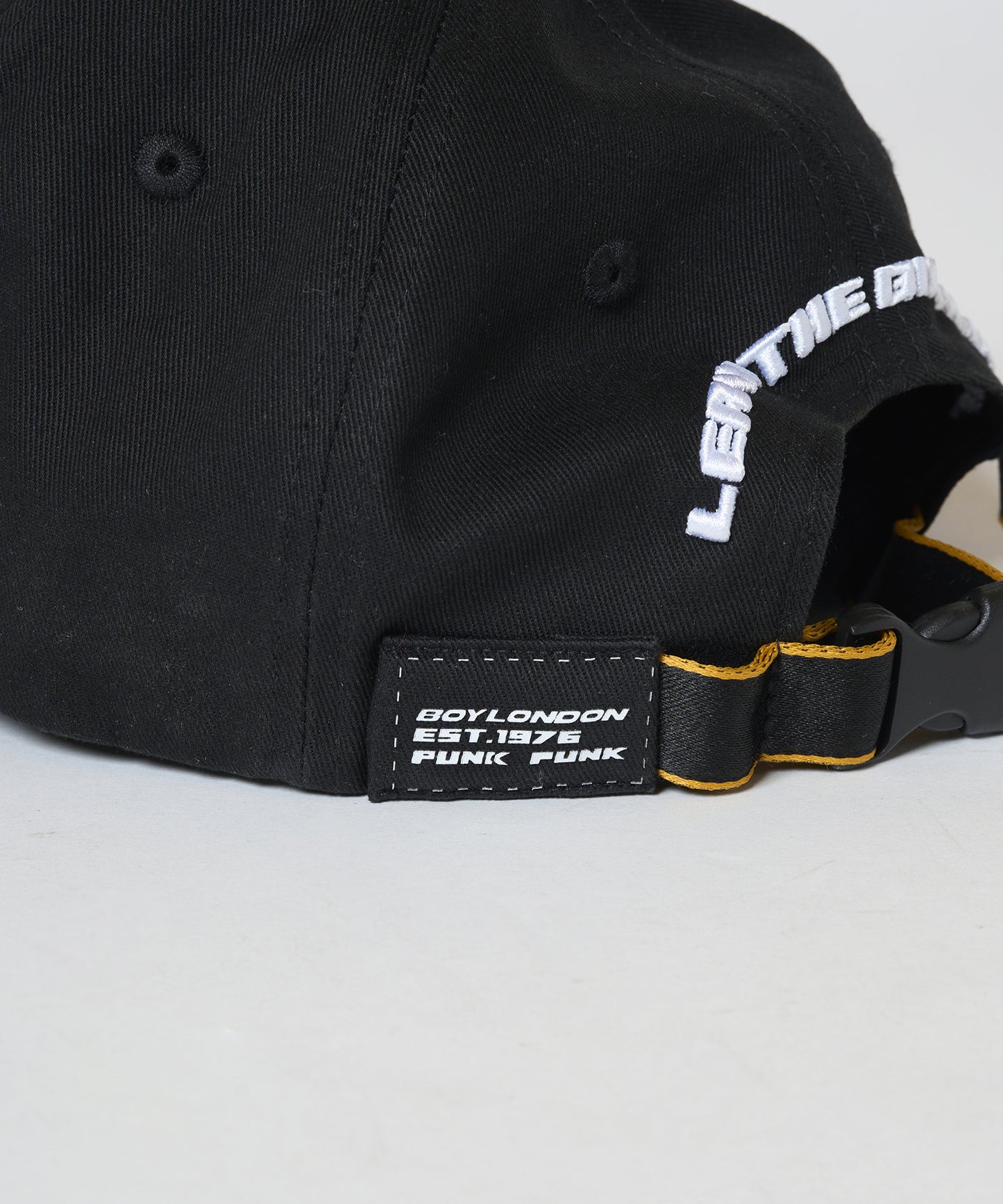 LEAVE THE BOY CAP BLACK【B233N9000402】