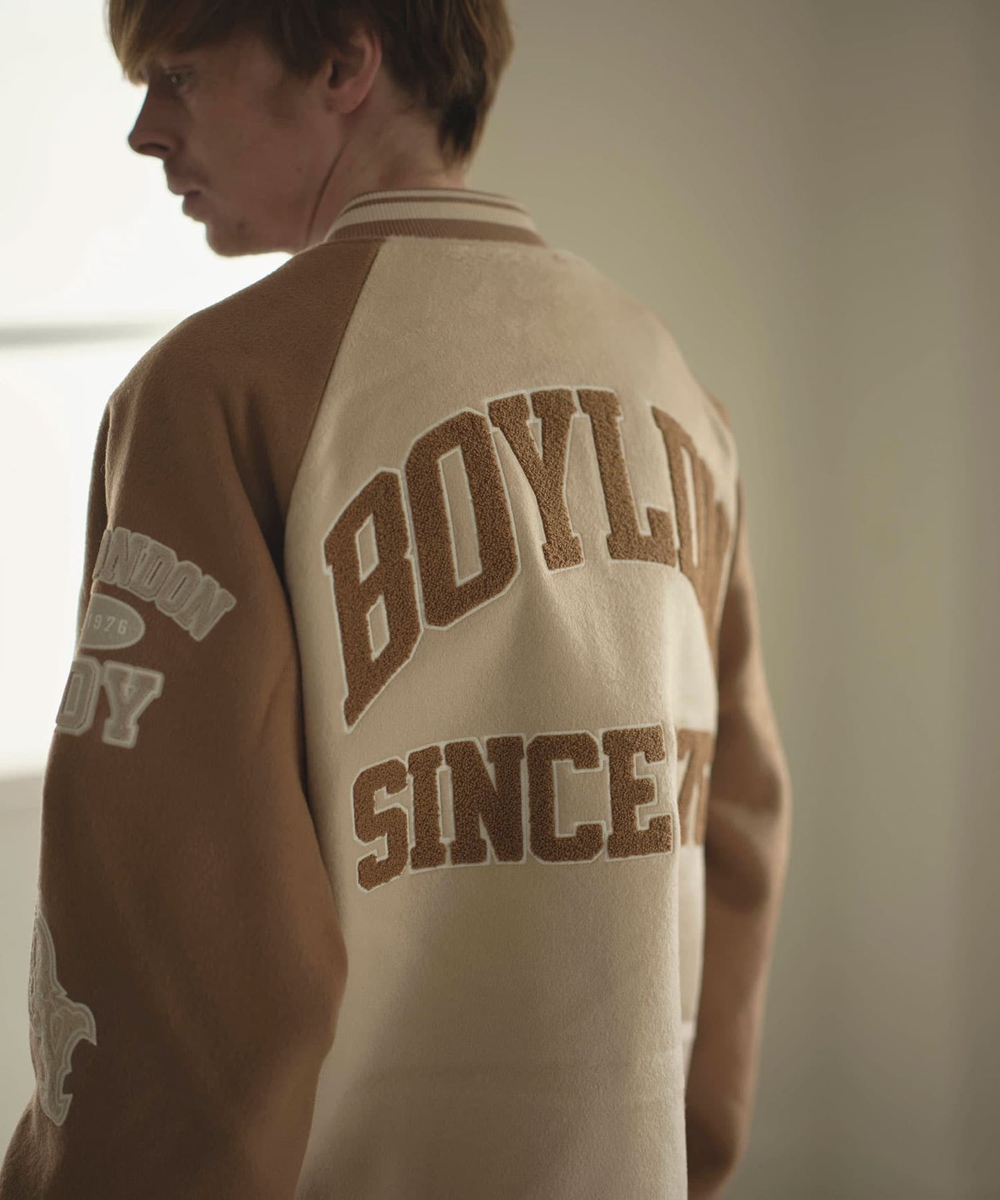 EARTHY STADIUM JUMPER KHAKI BROWN【B244N2303411】