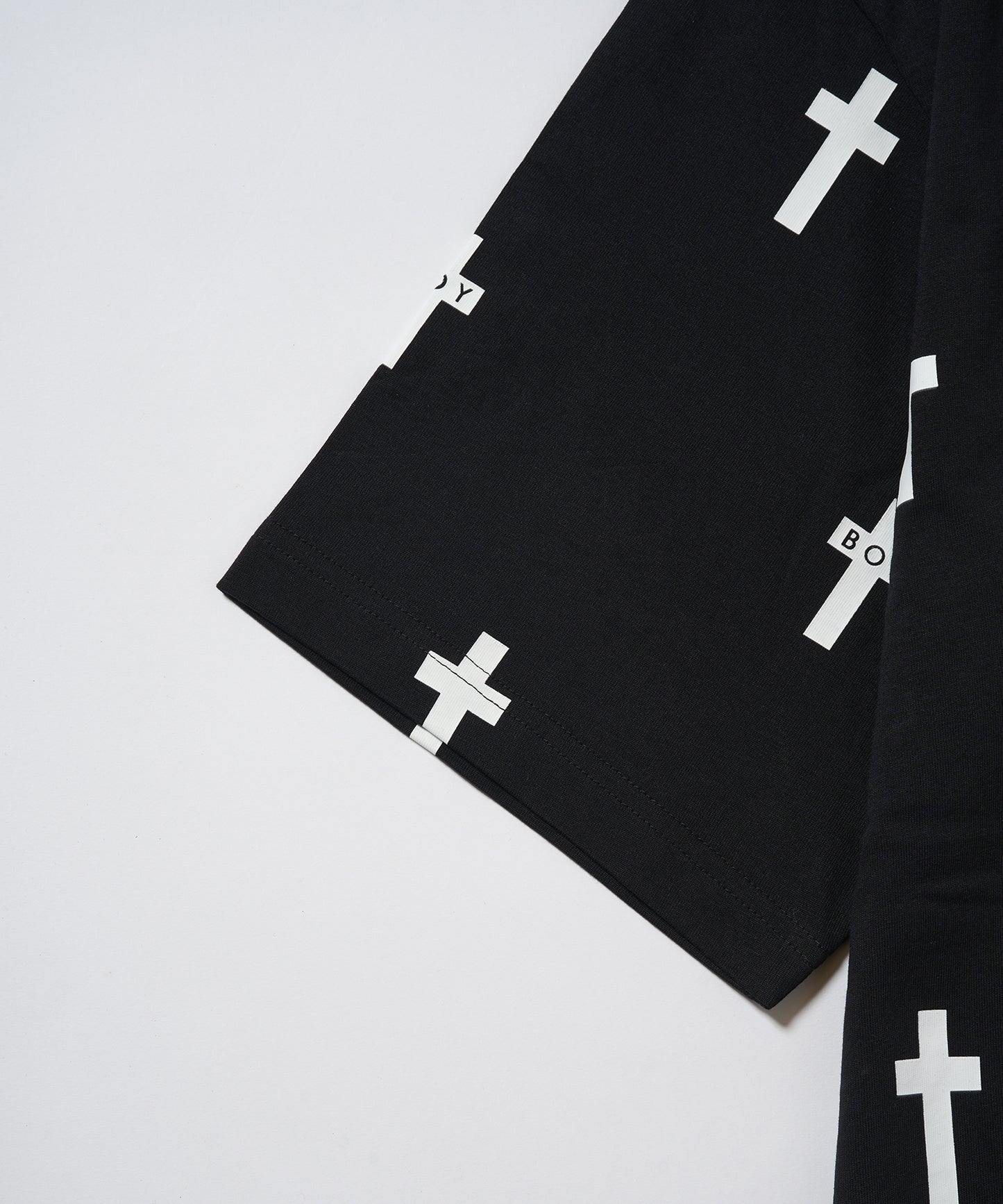 Small Cross Pattern TEE BLACK【B232N0173302】